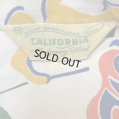 画像2: 40's Montgomery Ward　"CALIFORNIA"　「ABSTRACT　SPEAR　FISHERMAN　PATTERN」　LONG SLEEVE　RAYON　HAWAIIAN　SHIRTS　WHITE　SIZE：M　ON BOOK !!