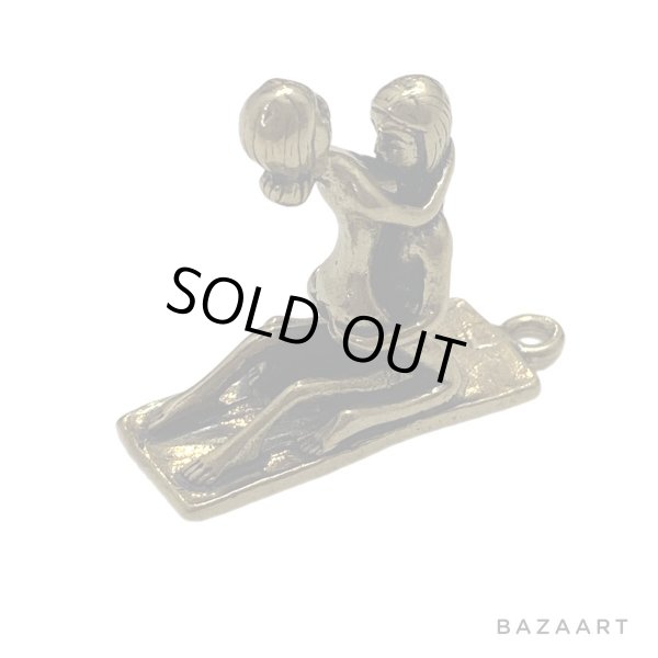 画像2: 70's DEAD STOCK　BRASS　SEX motif　PENDANT TOP　座位 (2)