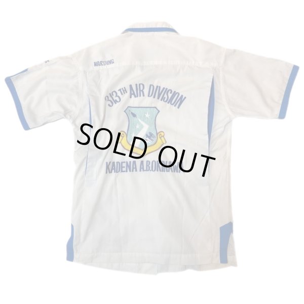 画像1: 1965's MINT CONDITION　"A　ONE　STORE"　「U.S.AIR FORCE」　OKINAWA　JAPAN　SOUVENIR　COTTON　POPLIN　BOWLING　SHIRTS　WITH　UNUSUAL　BUTTON　WHITE × AIR FORCE BLUE　　 (1)